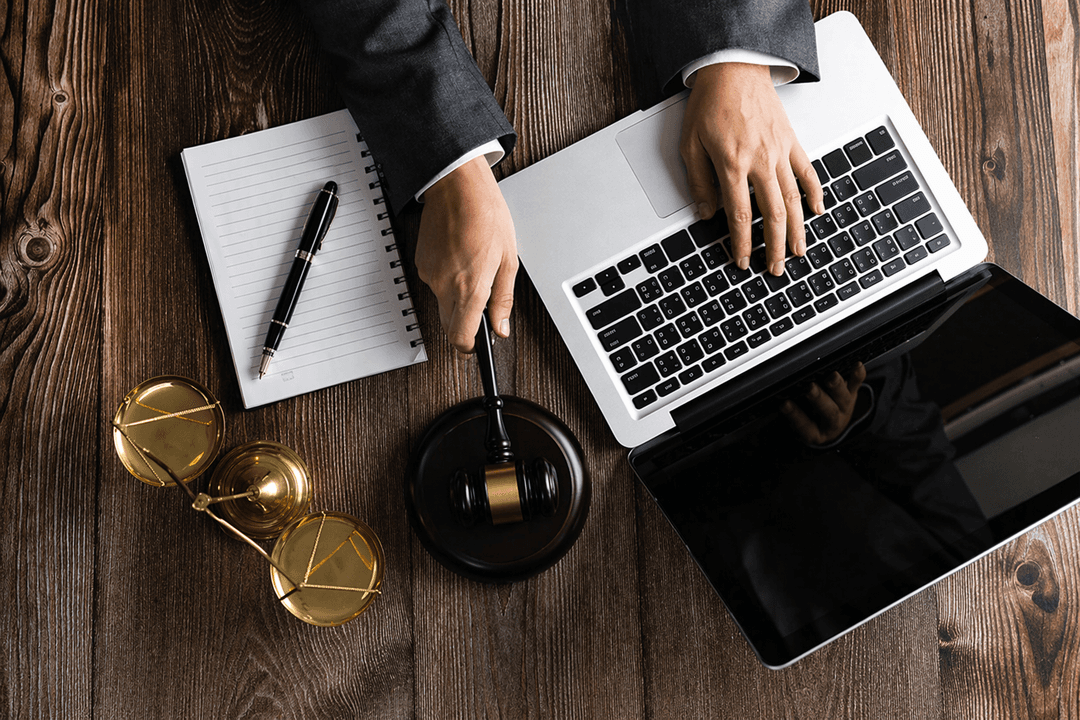 Advogado do EZB Advogados em atendimento ao cliente